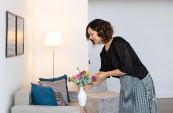 Bastidores do sucesso: após home staging cenográfico apartamento é vendido em menos de 30 dias