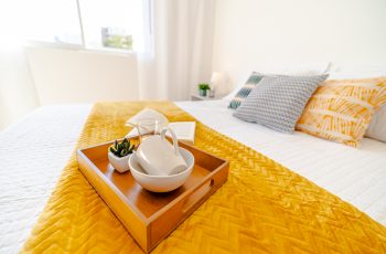 Apto em Curitiba é vendido em três Meses após Home Staging Cenográfico.