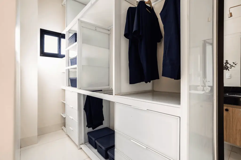 Closet feito com técnicas de Home Staging afetivo para valorização do imóvel - Shae Alves