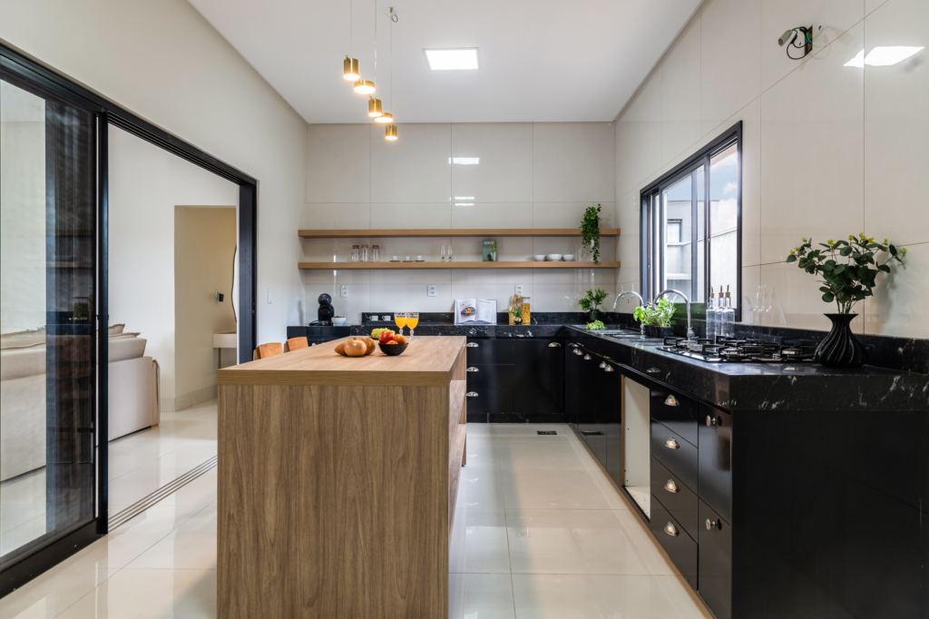 Cozinha preparada com Home Staging para venda de imóvel residencial