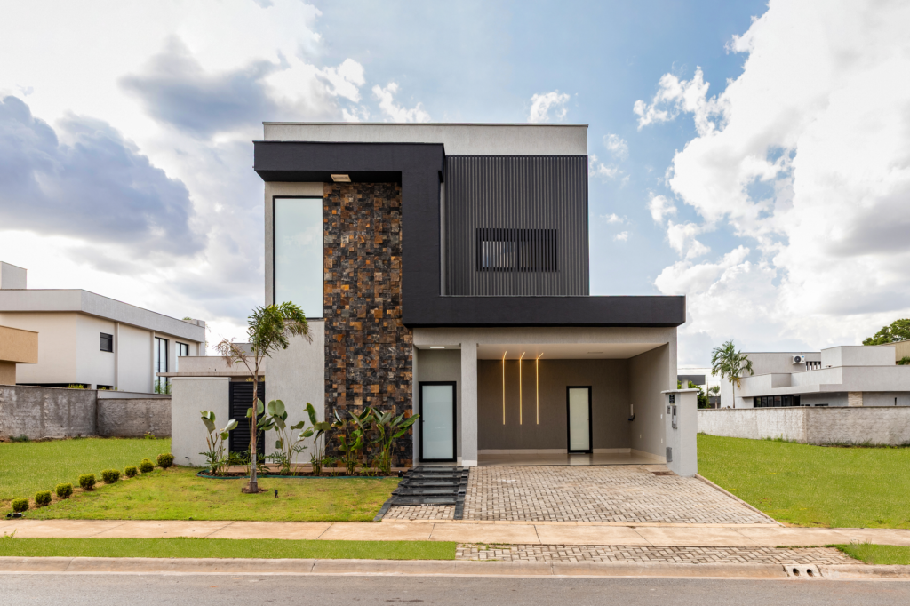 Fachada com paisagismo preparada com Home Staging para venda de imóvel residencial.