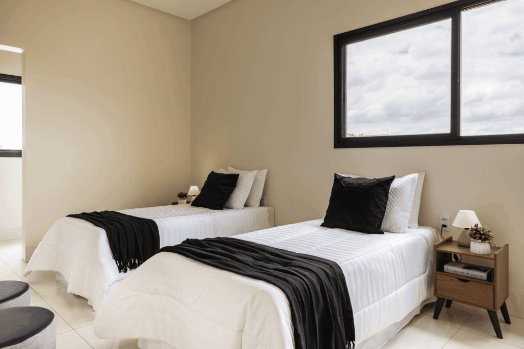 Suíte Master feita com técnicas de Home Staging afetivo para valorização do imóvel - Shae Alves