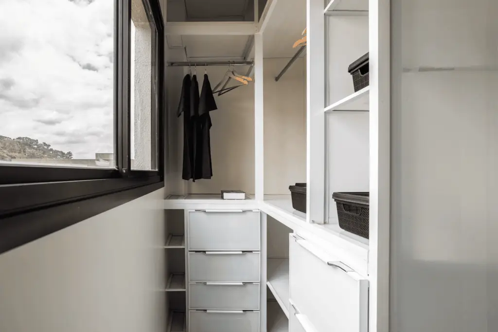 Closet feito com técnicas de Home Staging afetivo para valorização do imóvel - Shae Alves