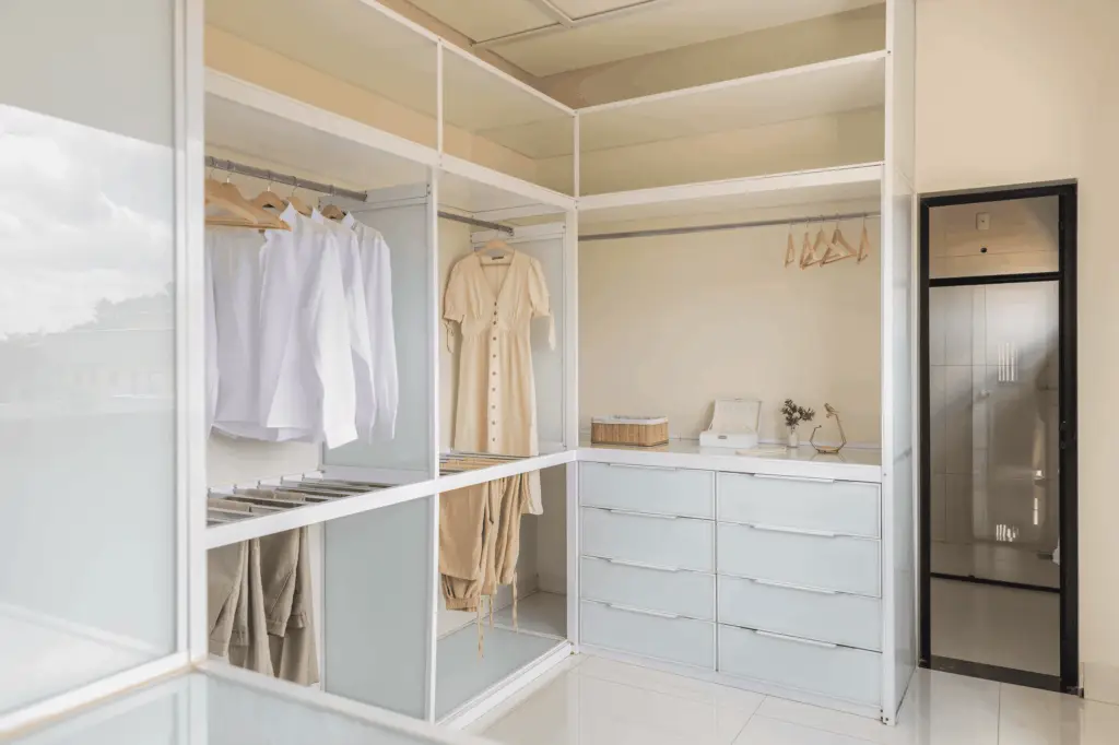 Closet feito com técnicas de Home Staging afetivo para valorização do imóvel - Shae Alves