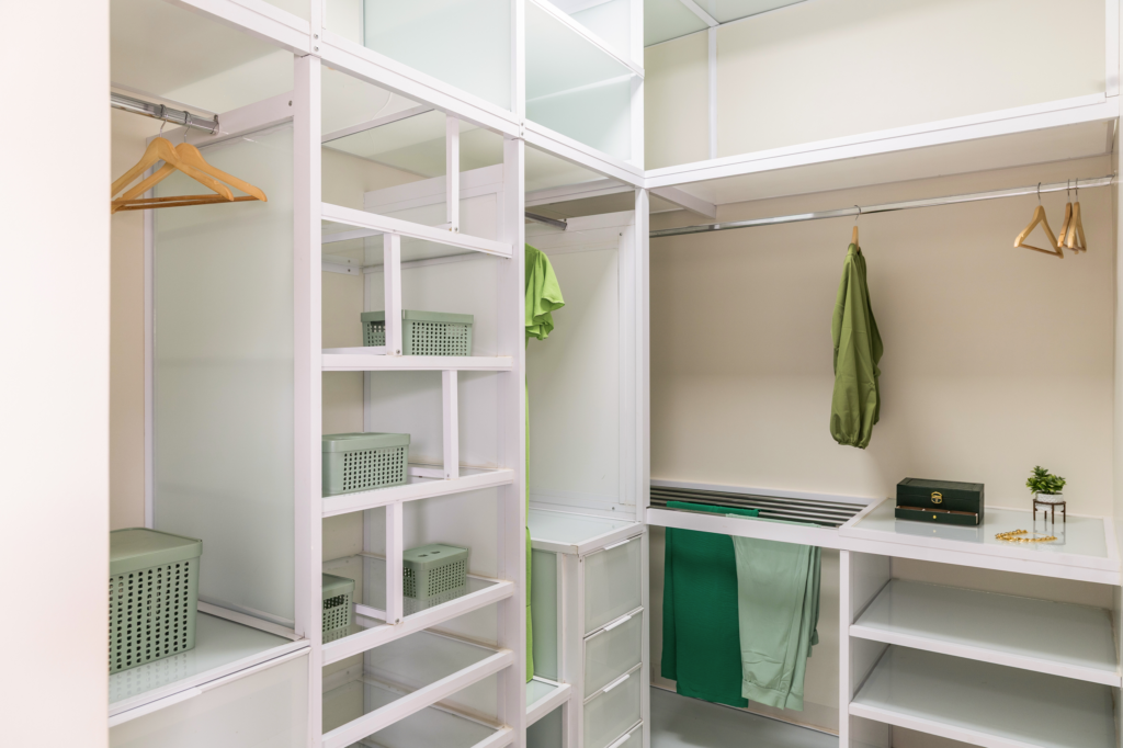 Closet feito com técnicas de Home Staging afetivo para valorização do imóvel - Shae Alves