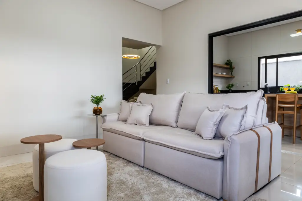 Sala de estar preparada com home staging para venda de imóvel residencial