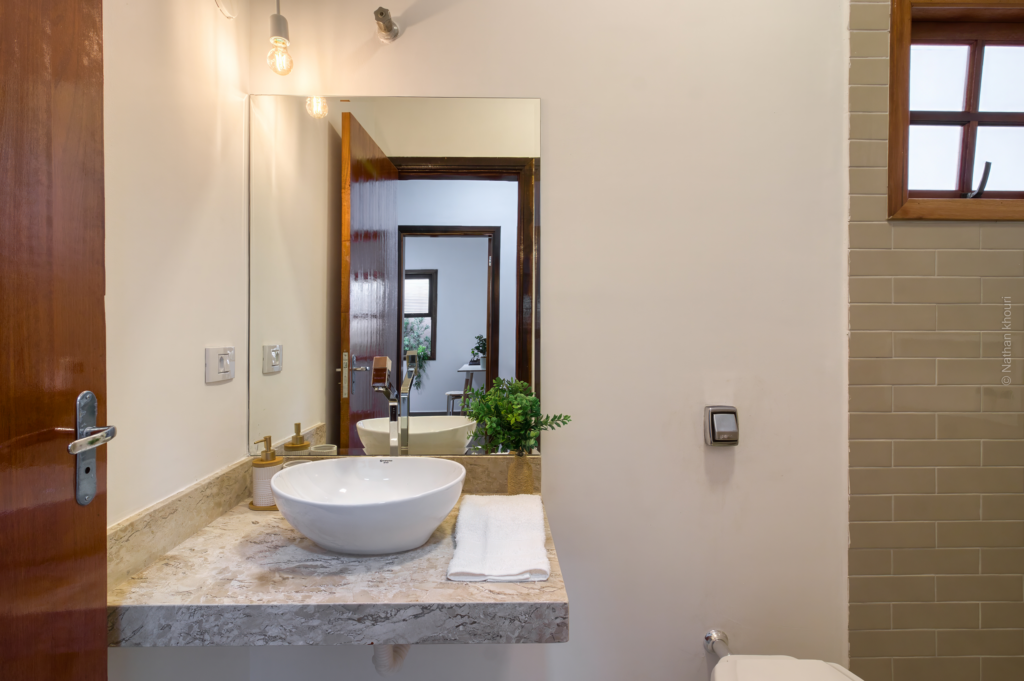 Home Staging afetivo e reforma estratégica em banheiro social, casa a venda em Jacareí, SP - Shae Alves