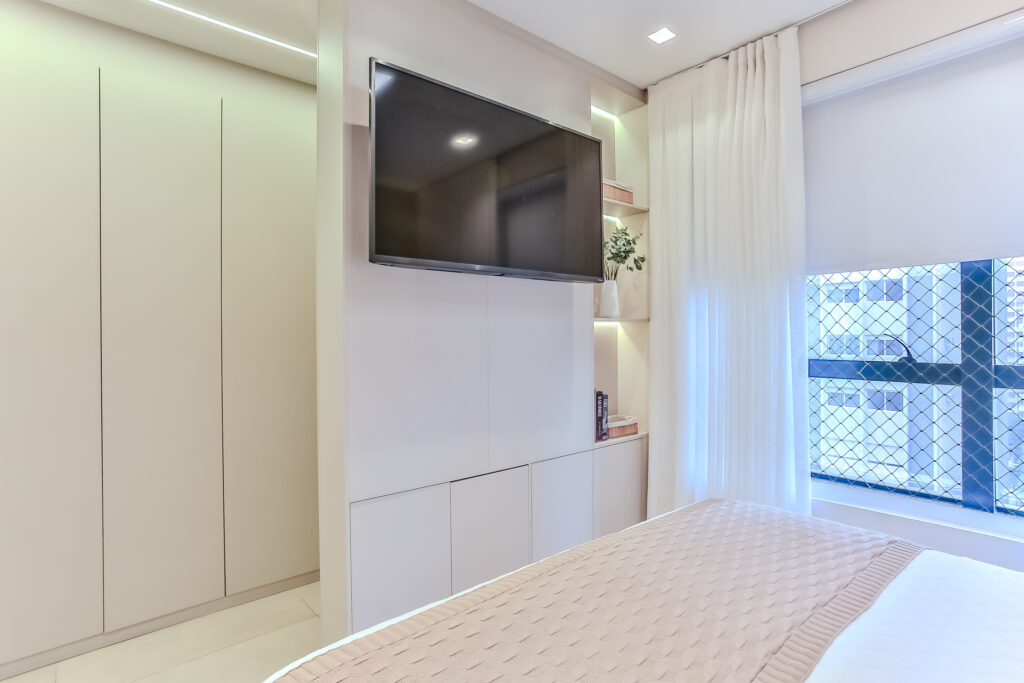 Closet organizado com otimização de espaço após intervenção de home staging e personal organizer
