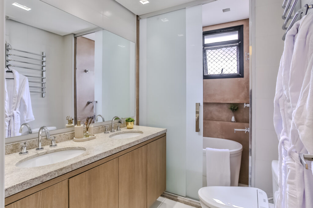 Banheiro da suíte master com banheira e composição sofisticada após home staging
