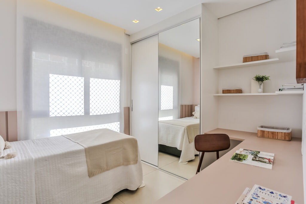 Quarto feminino após home staging com ambiente organizado, leve e despersonalizado