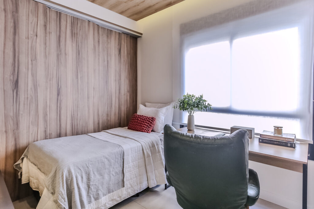 Home office após home staging com decoração clara e ambiente mais leve e equilibrado