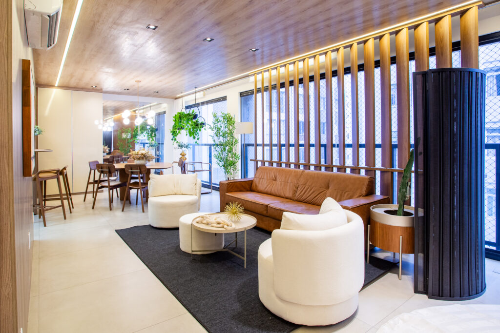 Sala de estar após home staging com brise, cortinas e ambientação mais leve e organizada