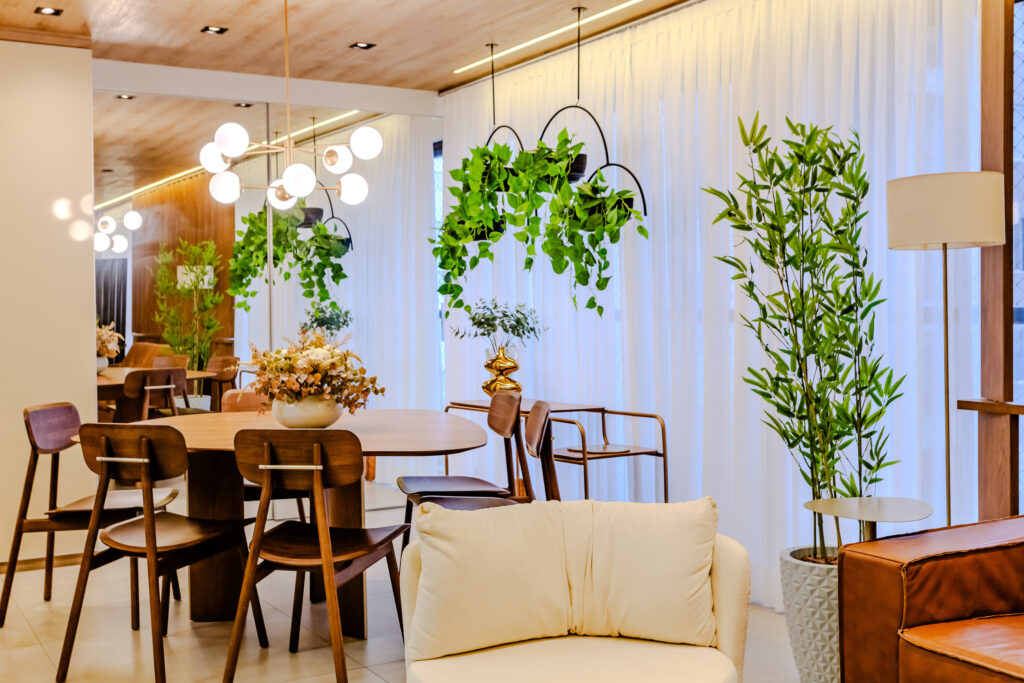 Sala de jantar após home staging integrada à cozinha com maior amplitude e leveza