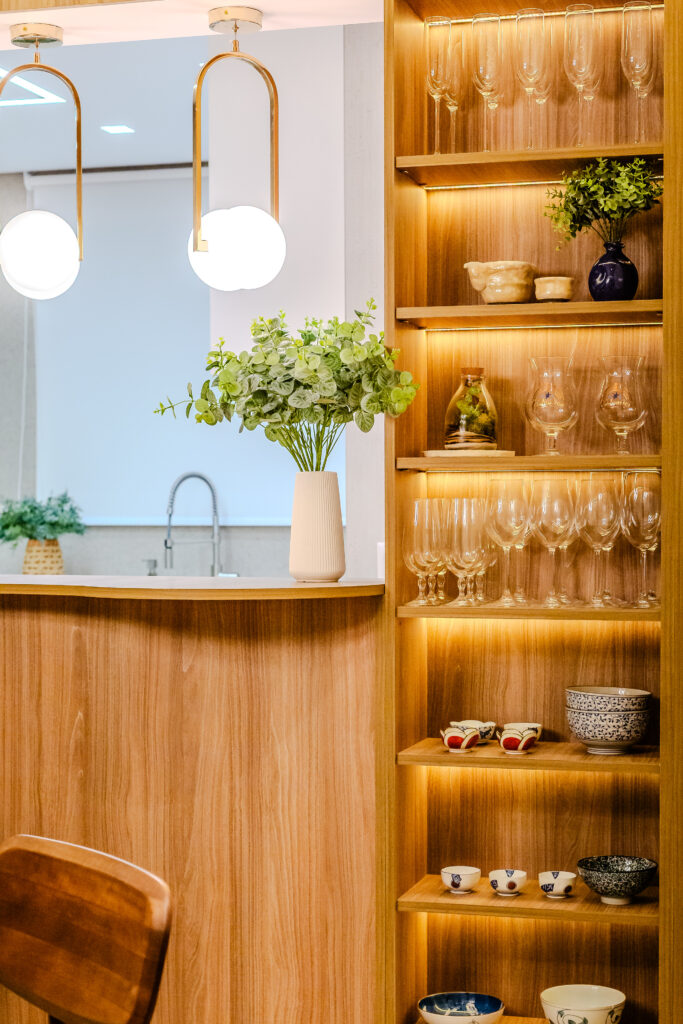 Cozinha após home staging com marcenaria funcional e maior integração com sala de jantar