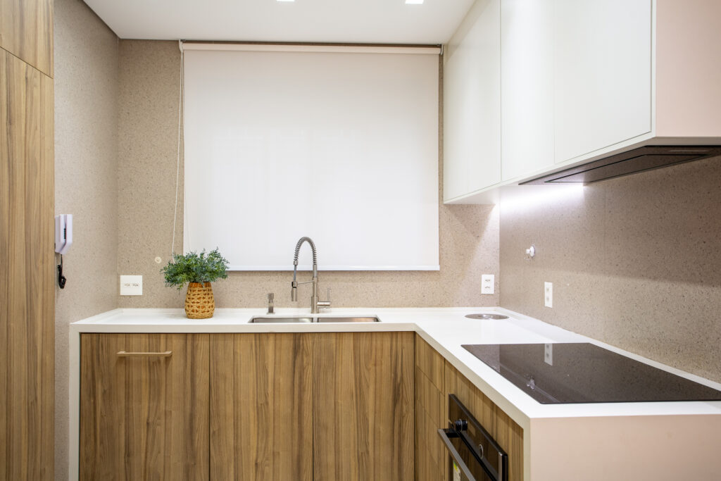 Cozinha após home staging com marcenaria funcional e maior integração com sala de jantar