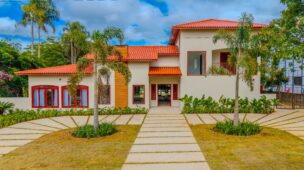 FACHADA REFORMADA COM HOME STAGING AFETIVO EM CASA DE CAMPO