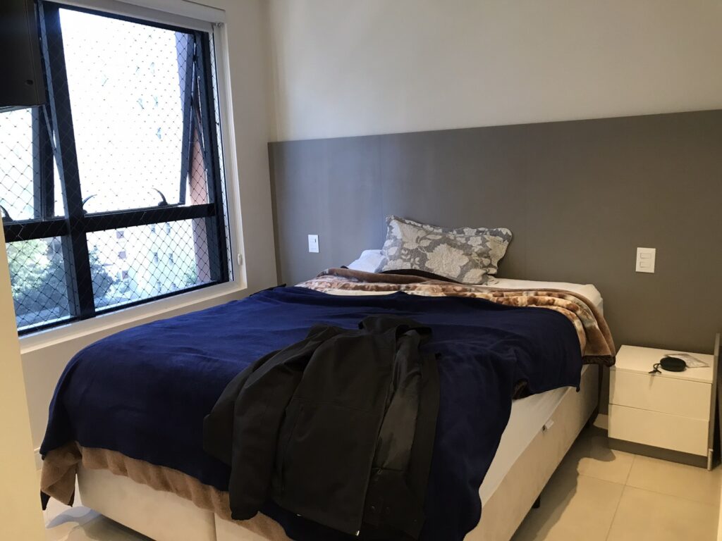 Suíte master antes do home staging com excesso de itens e baixa organização