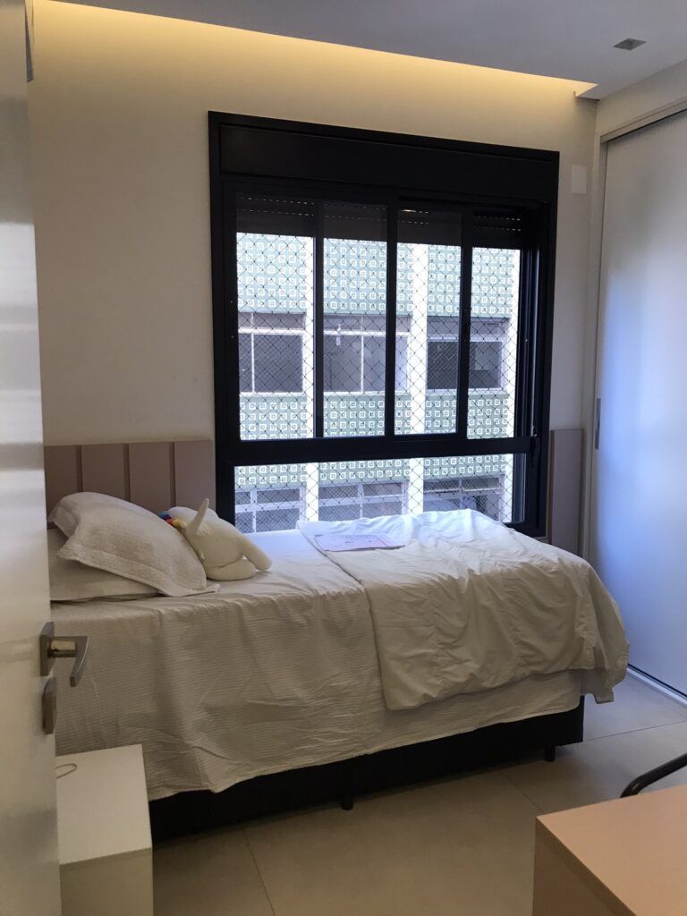 Quarto feminino antes do home staging com excesso de itens pessoais e pouca organização