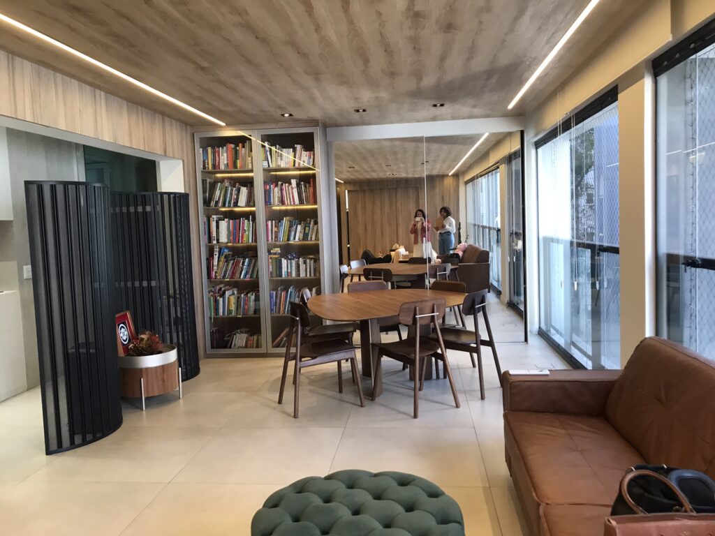 Sala de jantar antes do home staging com divisão visual e pouca integração com a cozinha