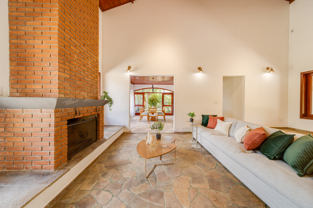 SALA DE ESTAR COM HOME STAGING AFETIVO EM CASA DE CAMPO