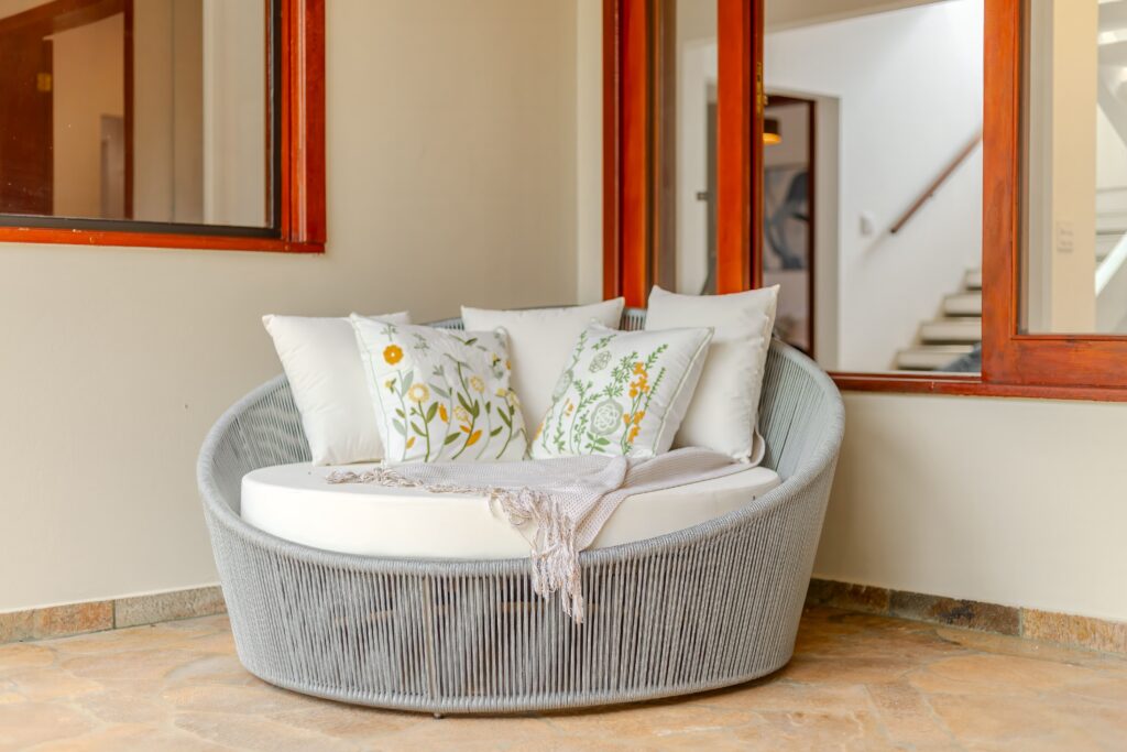 Depois: Área externa com daybed e espaço de contemplação