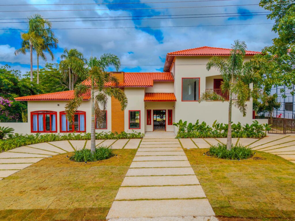 Depois: Fachada valorizada com paisagismo e pintura após home staging – Shae Alves