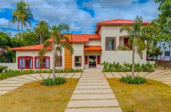 Uma casa para desacelerar: o antes e depois de um refúgio contemporâneo no Ninho Verde II