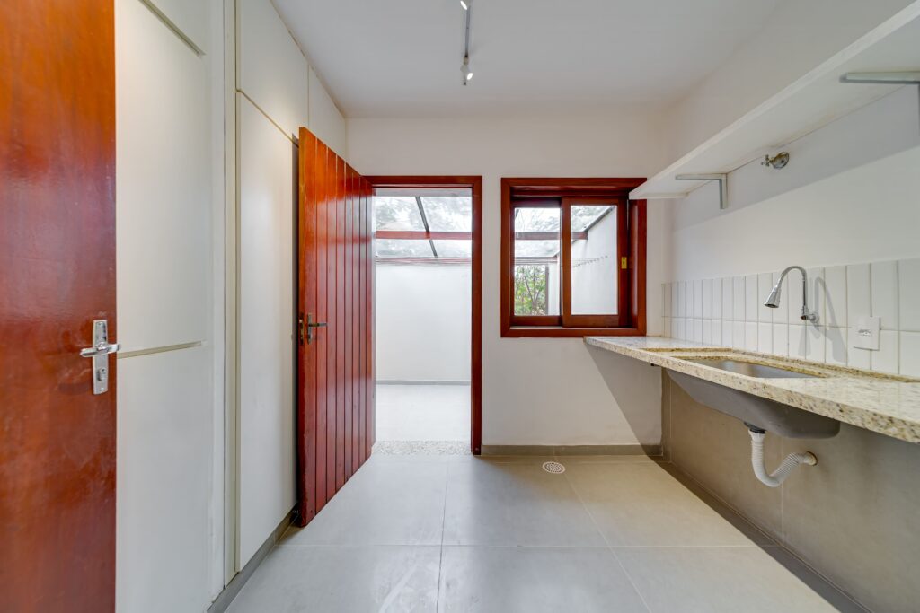 Depois: Lavanderia com novos revestimentos e bancada após home staging