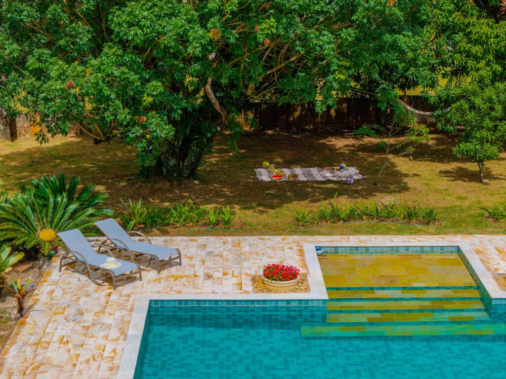 Depois: Piscina com novo acabamento em pedra após home staging