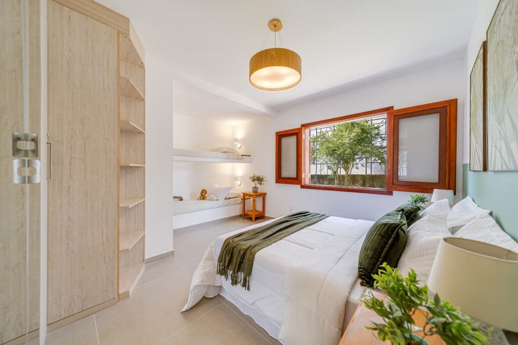 Depois: Quarto com pintura meia parede e composição contemporânea