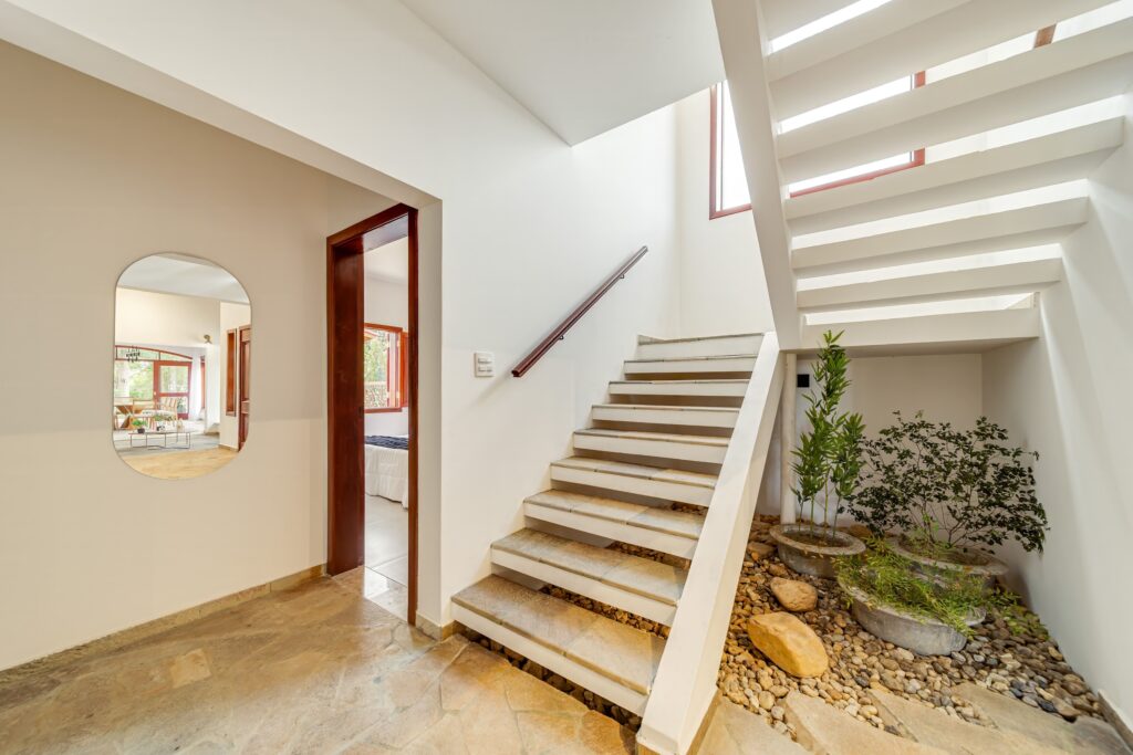 Depois: Escada com plantas e elementos decorativos