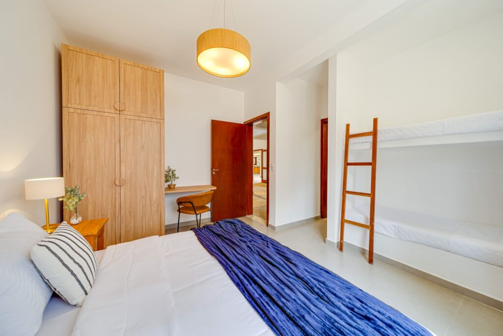 Depois: Suíte com cama cenográfica e marcenaria após home staging