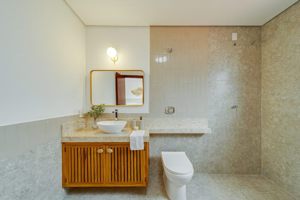Depois: Banheiro com novos revestimentos e bancada após home staging