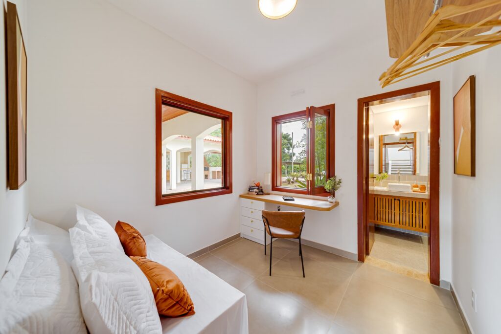 Depois: Escritório com marcenaria e sofá-cama após home staging