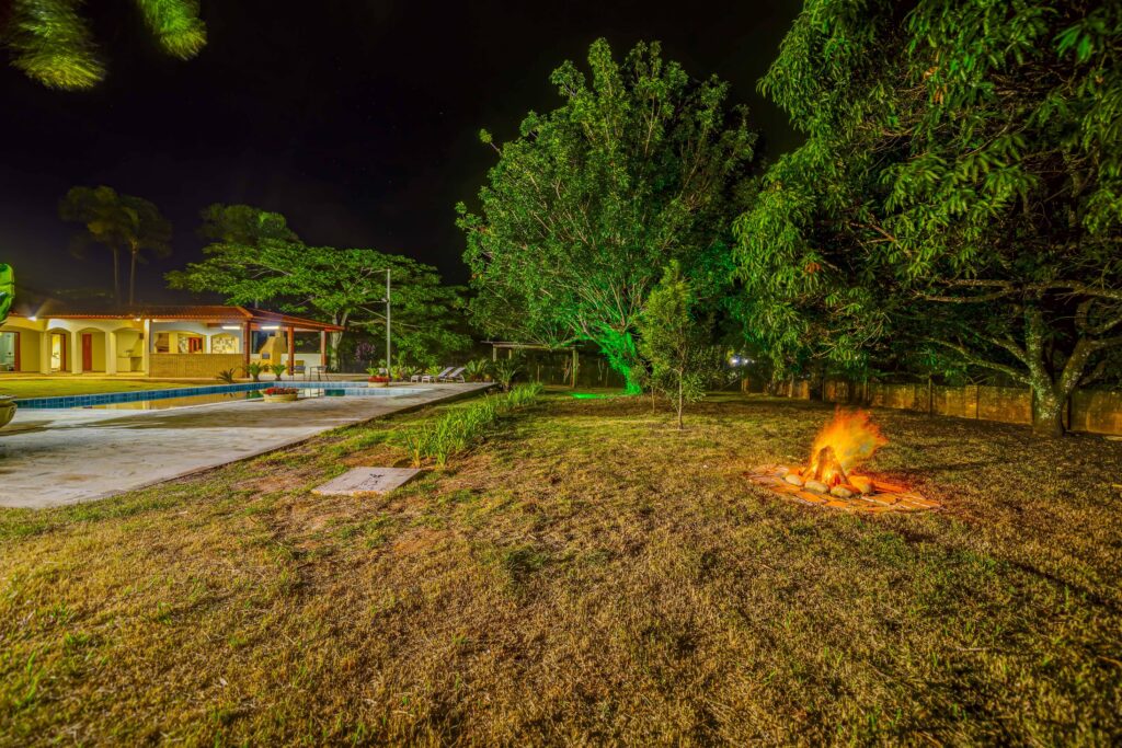 Depois: Jardim com vegetação madura e paisagismo estruturado