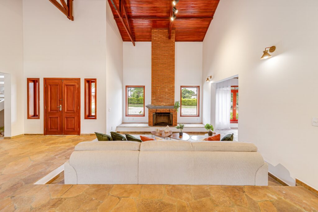 Depois: Sala de estar mobiliada com iluminação e composição elegante após home staging