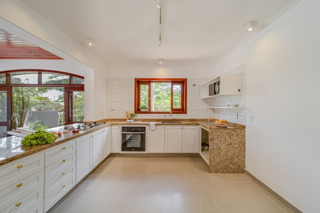 Depois: Cozinha com marcenaria renovada e novos revestimentos após home staging