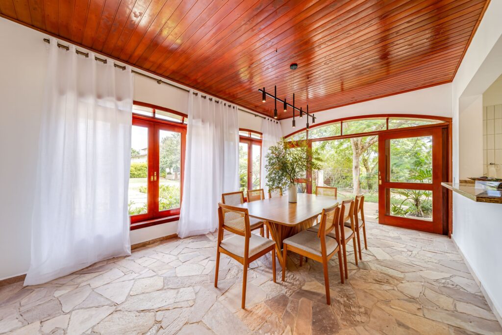 Depois: Sala de jantar com mesa e composição que valoriza o espaço