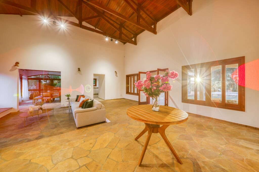 Depois: Hall de entrada decorado com mesa e composição elegante após home staging