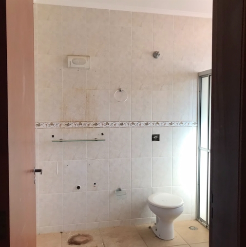 Depois: Suíte master com pintura meia parede e ambientação leve