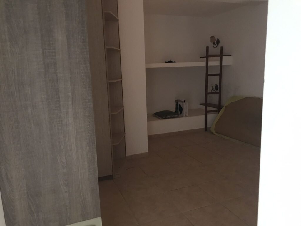 Antes: Quarto com cabeceira antiga antes do home staging