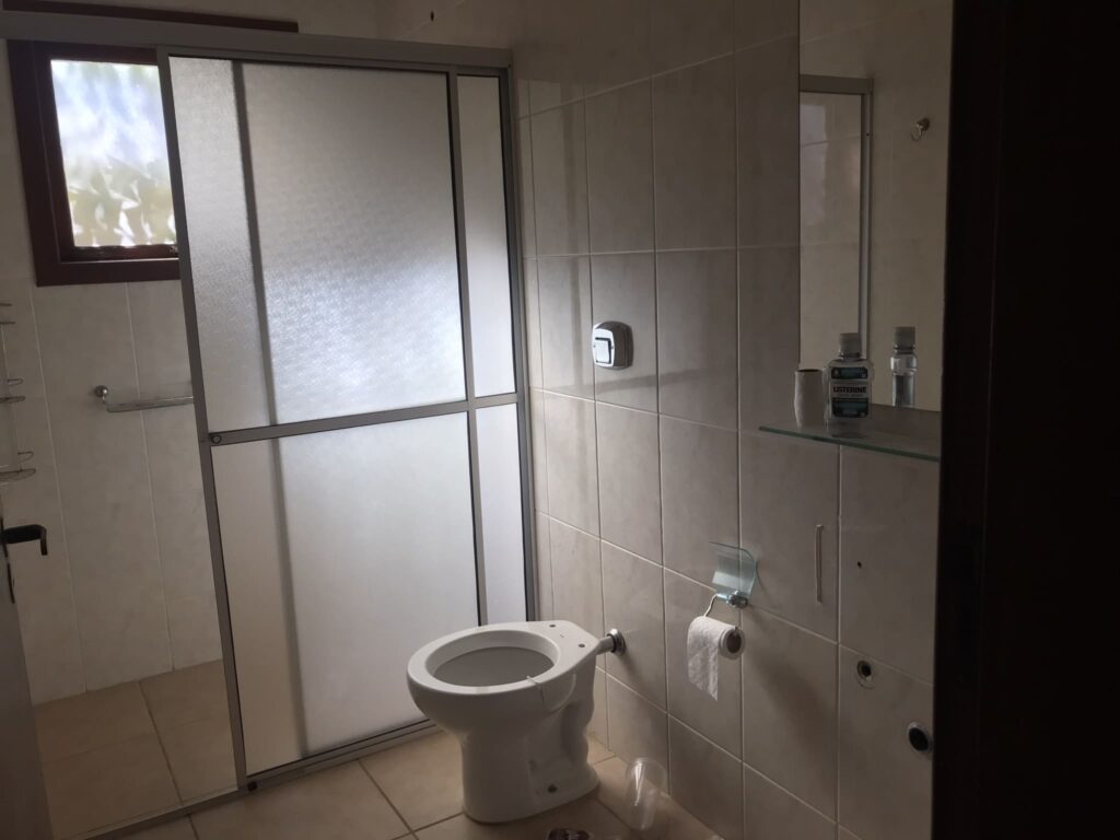 Antes: Banheiro com revestimentos antigos antes da reforma