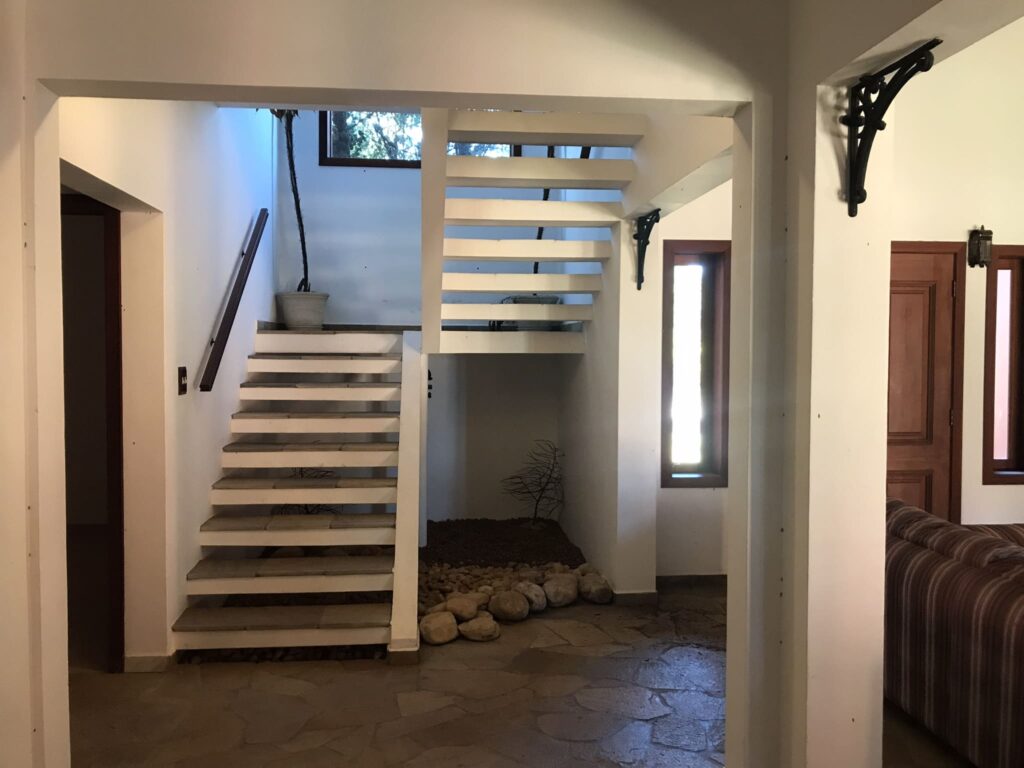 Antes: Escada sem decoração antes do home staging