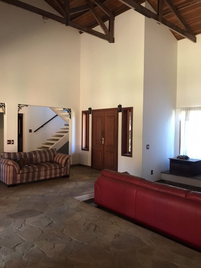 Antes: Hall de entrada simples antes do home staging em imóvel residencial