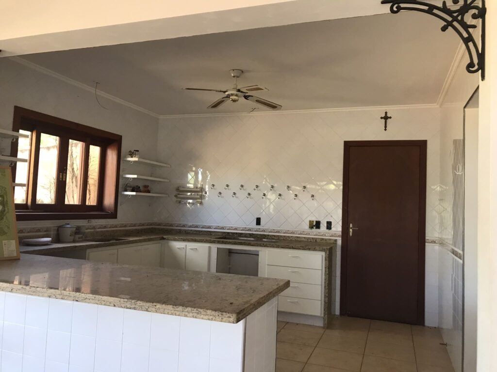 Antes: Cozinha com marcenaria antiga antes da reforma de home staging