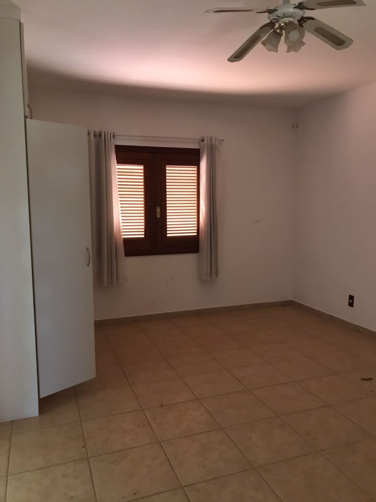 Antes: Suíte master sem definição antes do home staging
