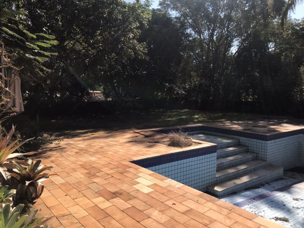 Antes: Piscina com revestimento antigo antes da reforma