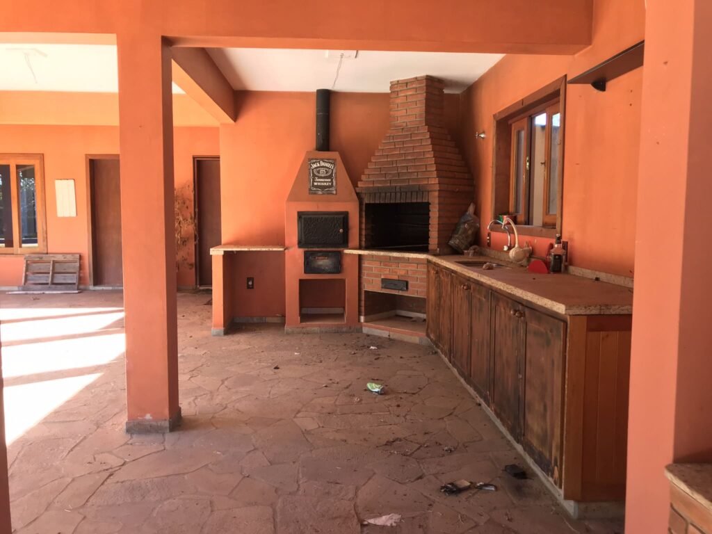 Antes: Área gourmet com acabamentos simples antes da reforma