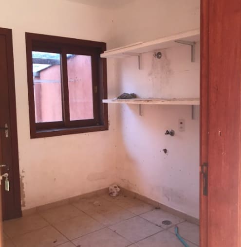 Antes: Lavanderia com acabamentos antigos antes do home staging