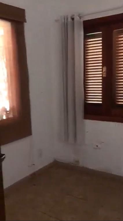 Antes: Quarto vazio antes da transformação em escritório